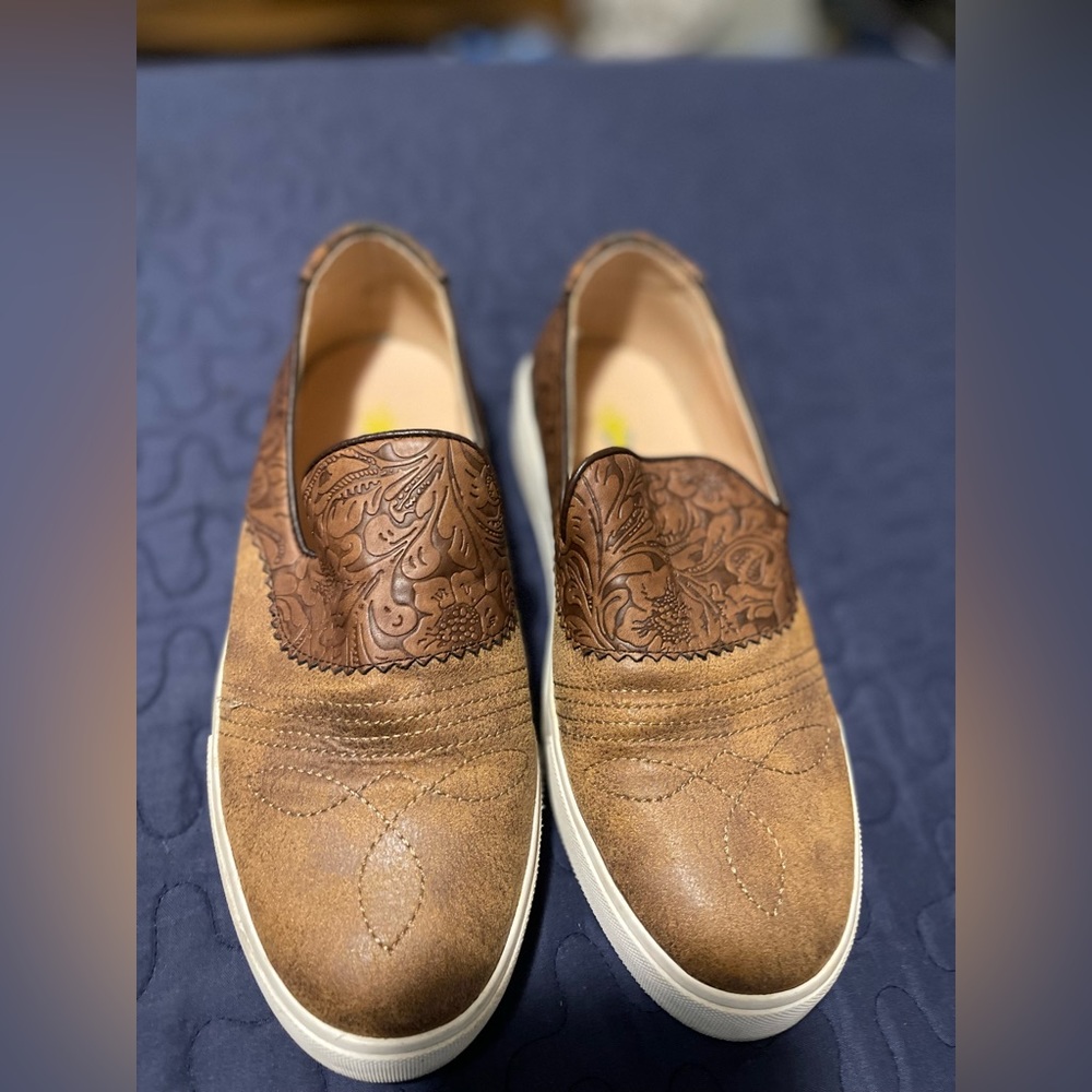 Womens shoes loafers volatile sz 8